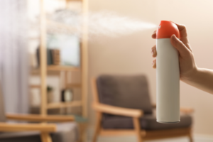 Rauchgeruch aus Wohnung & Kleidung entfernen – So klappt es