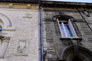 Wie oft sollte man die Fassade reinigen und womit?